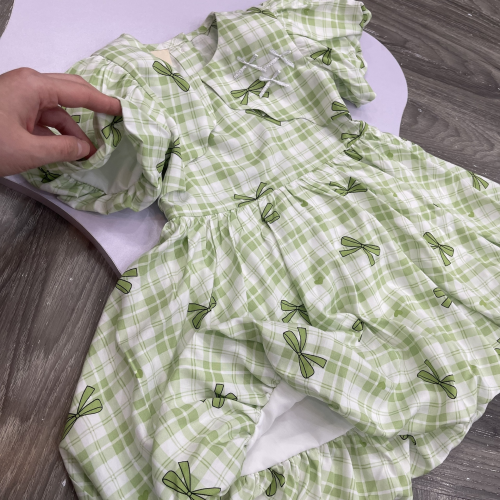 Váy bé gái caro xanh lá nơ in toàn thân